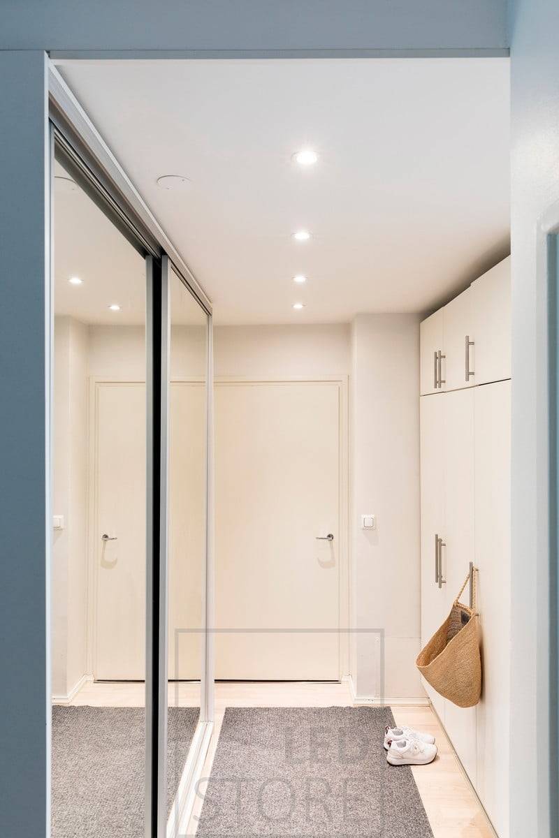 Ausleuchtung des Flurs mit runden 9W-Strahlern. Ledstore.fi
