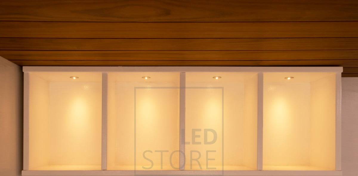 Led-Saunatopf mit schmalem Keil. Der Strahler hat einen schmalen Keil, aus dem das Licht auf die Wand fällt, wodurch ein schmales Lichtmuster entsteht, wenn die Installation nah genug an der Wand ist. Ledstore.fi