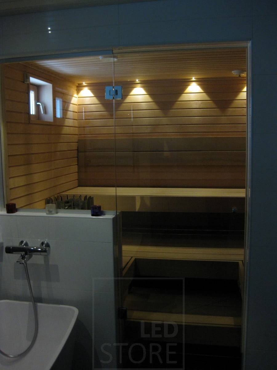 Led-Spots in der Sauna. Die Farbe des Lichts passt zu den Holzpaneelen der Sauna mit einer warmweißen Beleuchtung von 3 000 Kelvin. Ledstore.fi