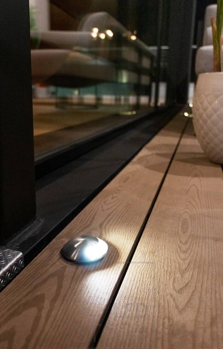 Der Einweg-Außenstrahler ist eine stimmungsvolle Leuchte, die weiches, indirektes Licht spendet. Ledstore.fi