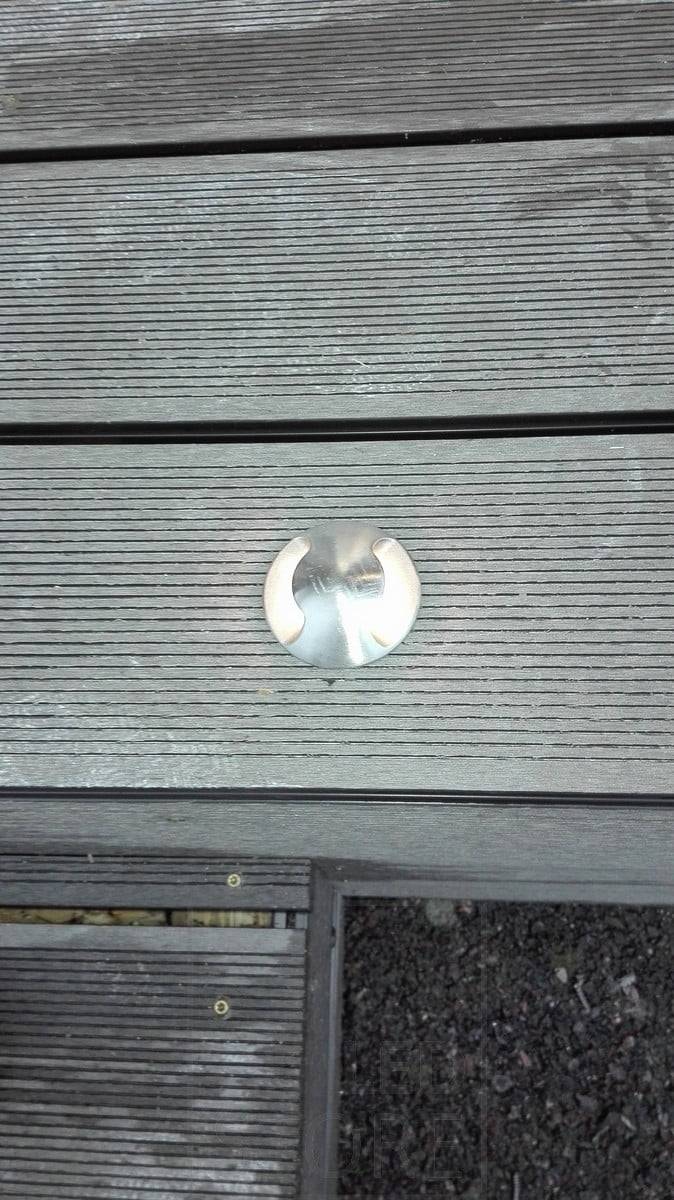 Zweifach beleuchteter Außenstrahler, eingebettet in eine Terrasse. Indirektes Licht durch die Terrasse. Ledstore.fi