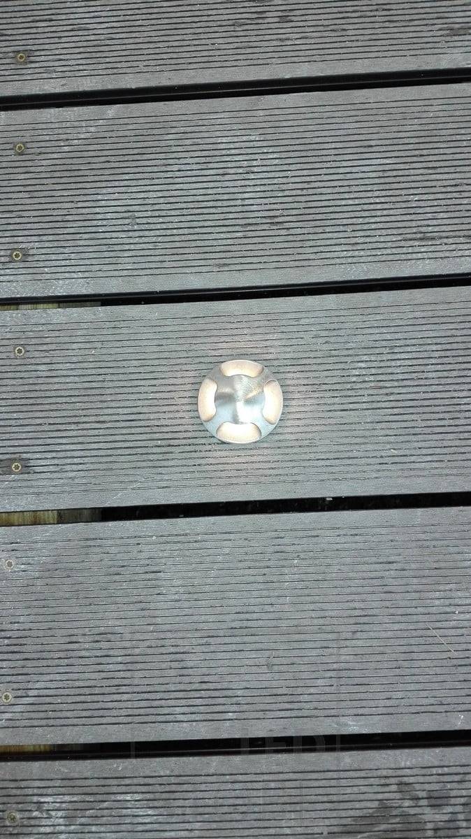 Vierfach beleuchteter Außenstrahler, eingebettet in eine Terrasse. Sanfte Stimmungsbeleuchtung im Freien. Ledstore.fi