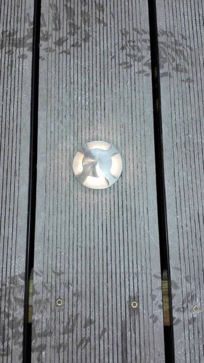 Ein vierfach beleuchteter Terrassenstrahler für weiches, indirektes Licht im Freien. Ledstore.fi