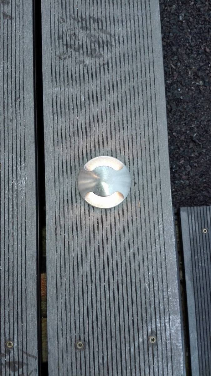 Ein in den Boden eingelassener Terrassentopf. Das Licht leuchtet in zwei Richtungen durch die Terrasse. Ledstore.fi