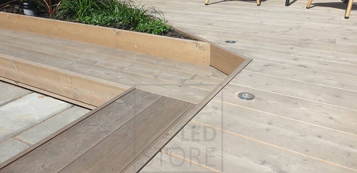 Nach oben leuchtender Terrassenstrahler, der in die Terrasse eingelassen ist. Der Rahmen ist aus rostfreiem Stahl gefertigt und sehr wetterbeständig. Der Strahler kann auch in den Boden eingelassen werden. Ledstore.fi