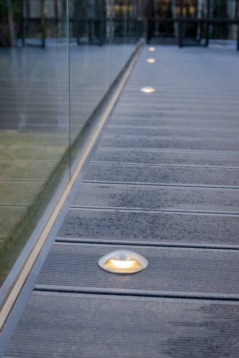 Bidirektional beleuchtete atmosphärische Diffusoren neben den Fenstern, eingebettet in die Terrasse. Sorgt für weiches, indirektes Licht auf der Terrasse. Ledstore.fi