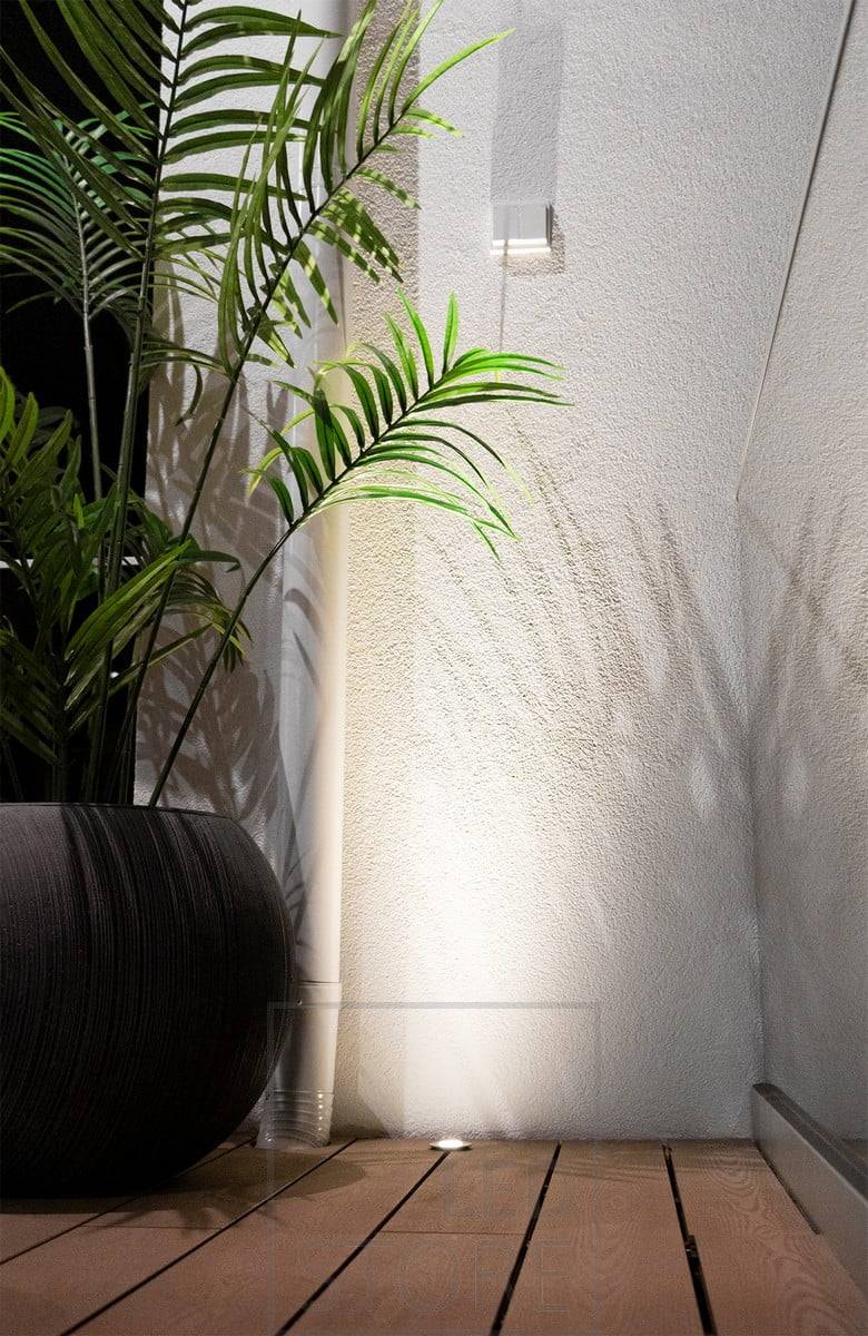 3W Terrassenstrahler, leuchtet durch die Wand nach oben und hebt die Pflanze hervor. Nach oben gerichtete Terrassenstrahler sollten in der Nähe einer reflektierenden Oberfläche angebracht werden, um Blendung zu vermeiden. Ledstore.fi