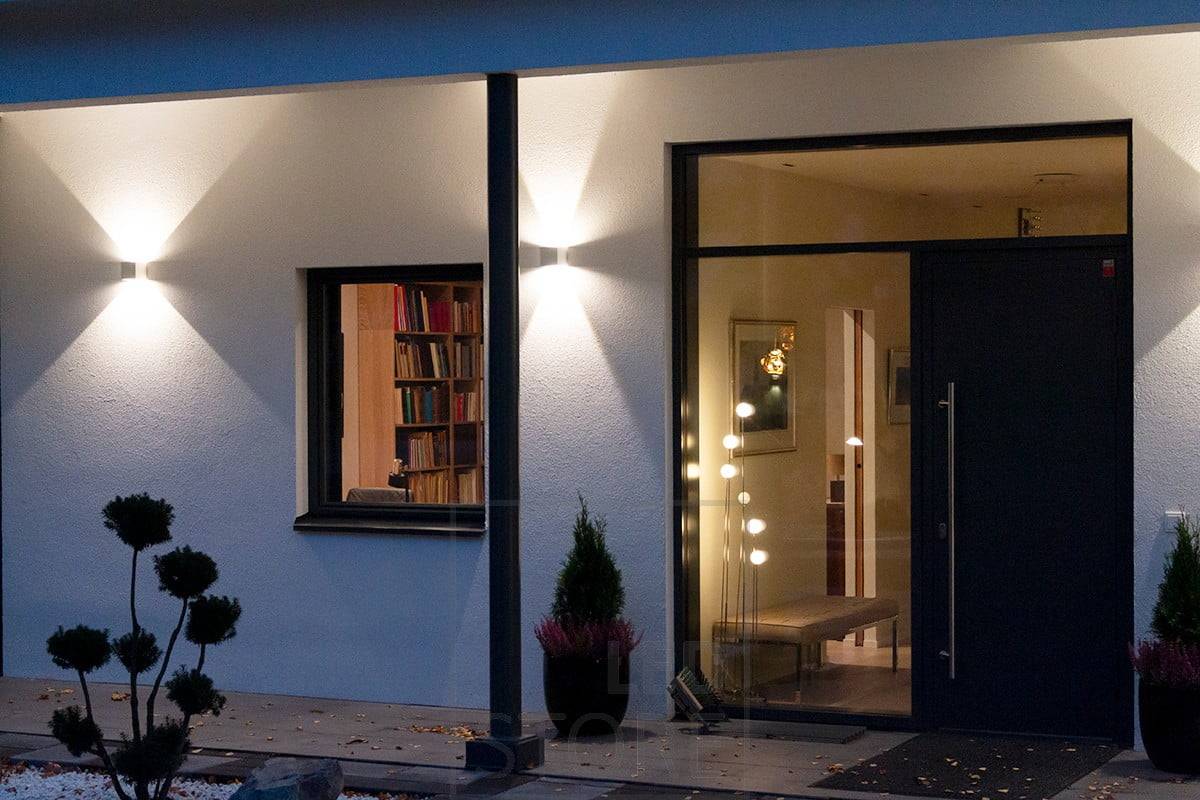 Weiße, bidirektionale FUNK-Wandleuchten beleuchten die Fassade und den Eingang. Ledstore.fi