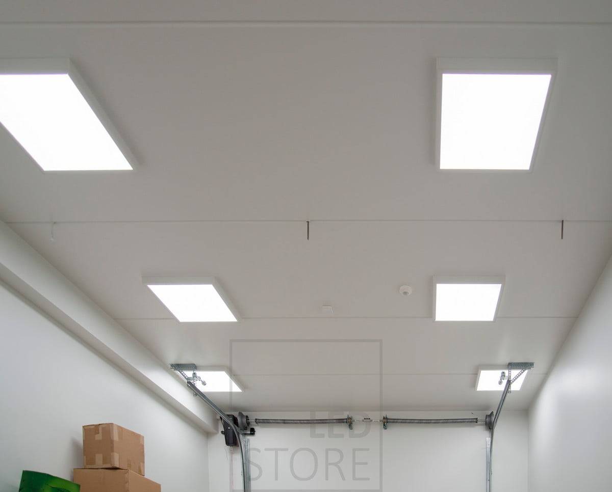 60cmx60cm große Paneele an der Decke bringen effektives allgemeines Licht in die Lagerhalle. Ledstore.fi