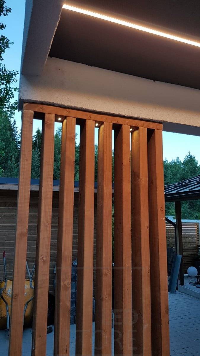 Im Carport, Spots zwischen den Leisten als Stimmungsbeleuchtung, an der Decke, Led-Streifen in einem schmalen Oberflächenprofil. Ledstore.fi