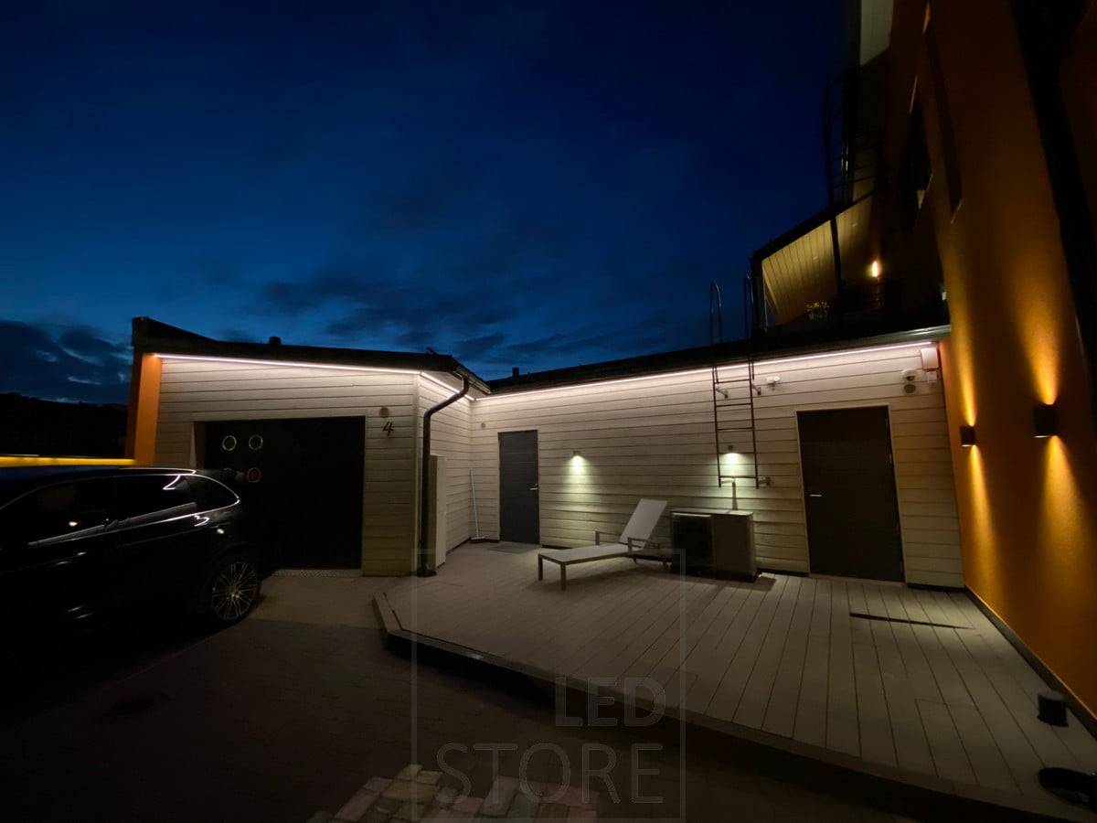 Led-Leiste an der Traufe, die die Fassade einer Garage und einer Lagerhalle mit indirektem Licht beleuchtet. Ledstore.fi