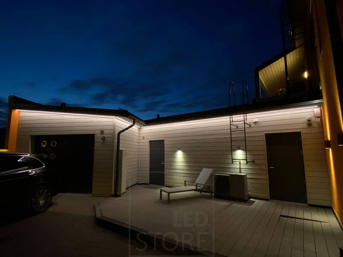 LED-Streifen, die die Fassade eines Hauses beleuchten. Ledstore.fi
