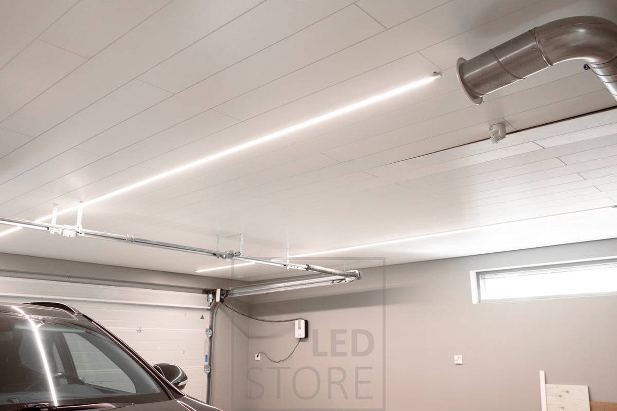 Led-Streifen auf den Oberflächenprofilen eines Garagendachs. Ledstore.fi