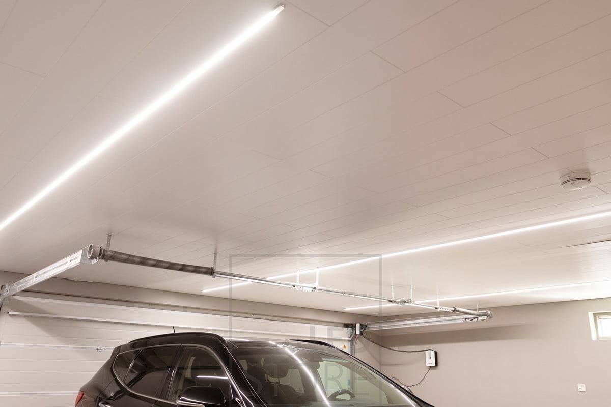 Led-Streifen in schmalen Oberflächenprofilen auf einem Garagendach. Ledstore.fi