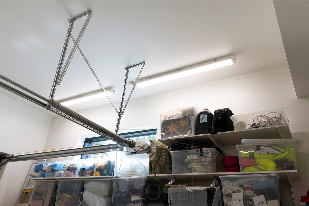 Jana-Leuchten an der Decke der Lagerhalle beleuchten den Raum effektiv. Ledstore.fi