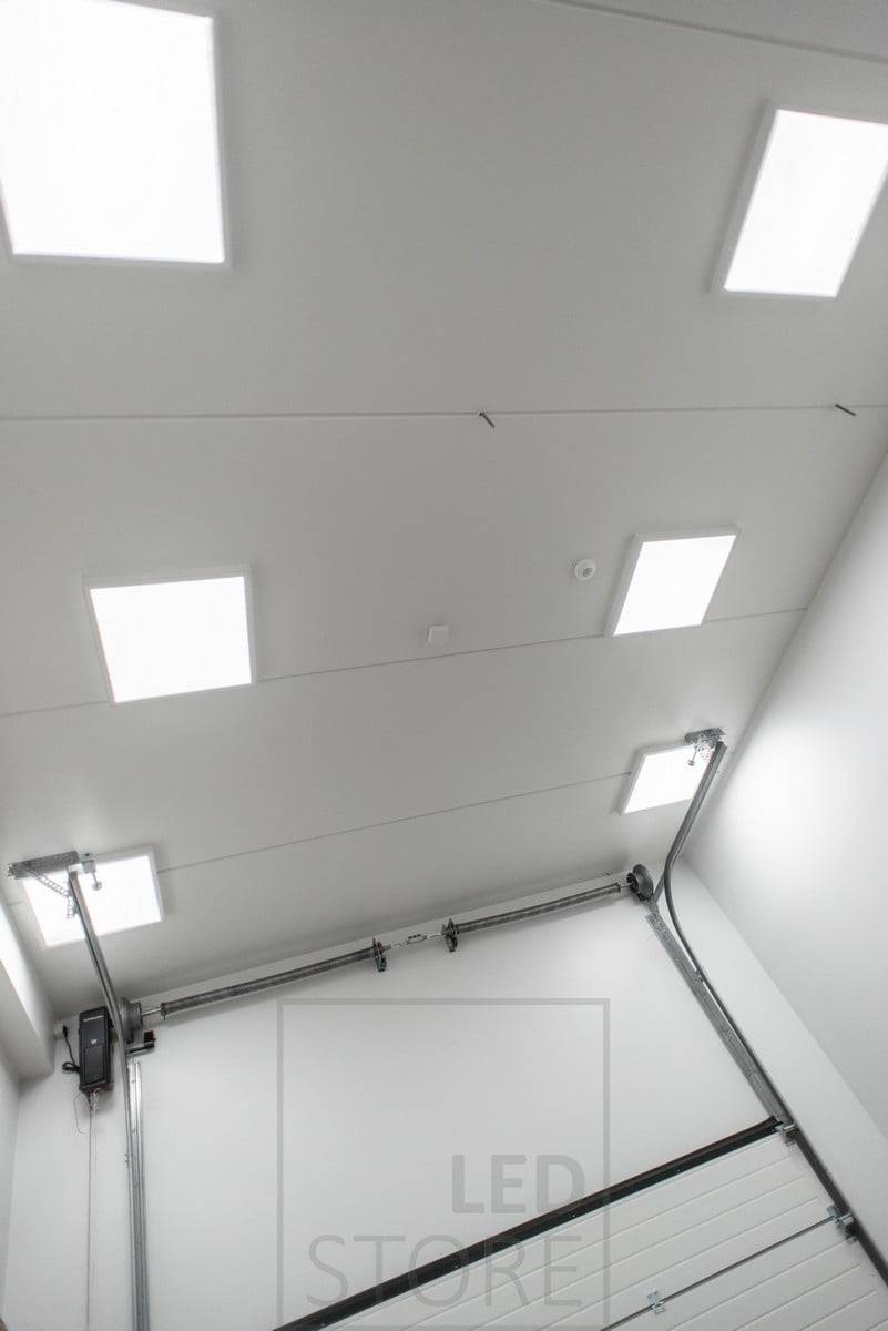 Große 60cmx60cm-Panellampen in Oberflächenrahmen an der Decke für eine gleichmäßige und effiziente Beleuchtung. Ledstore.fi