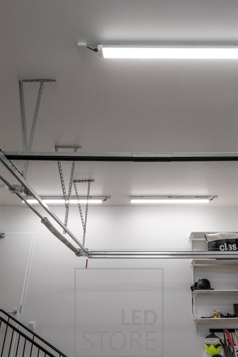 Jana-Lampen an der Decke. Die Leuchte ist effizient und die Farbtemperatur des Lichts beträgt 3500K. Ledstore.fi