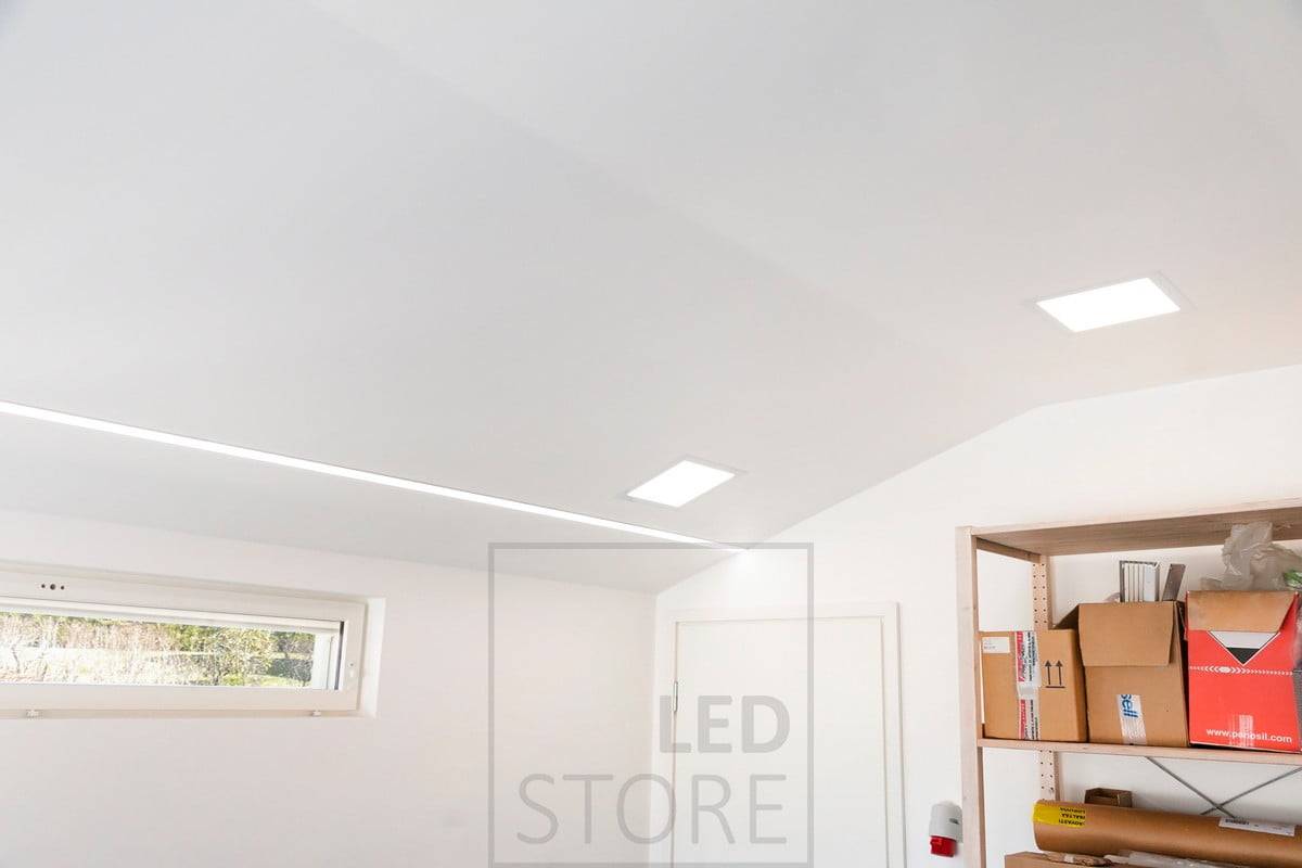 Paneelleuchte kombiniert mit einem breiten Einbauprofil für eine gute Allgemeinbeleuchtung in der Garage. Ledstore.fi