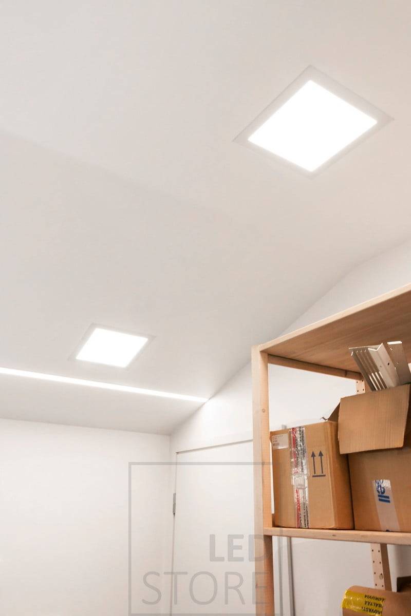 Grüner Hintergrund und weißes Quadrat mit "LED STORE" in fetten weißen Großbuchstaben, die die LED-Beleuchtungsbewegung darstellen.