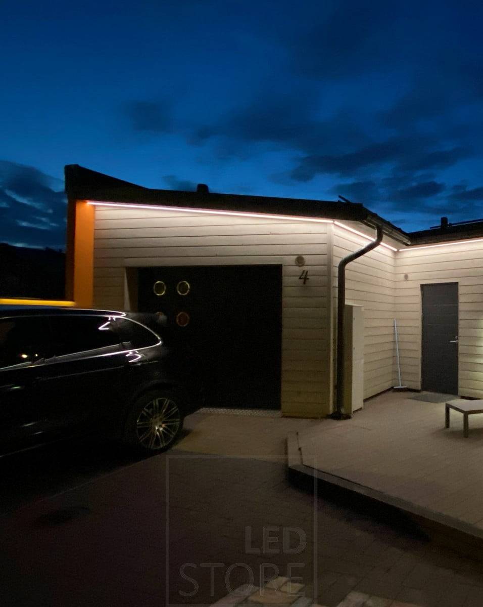 Led-Leiste an der Traufe zur indirekten Beleuchtung von Fassade und Hof. Ledstore.fi