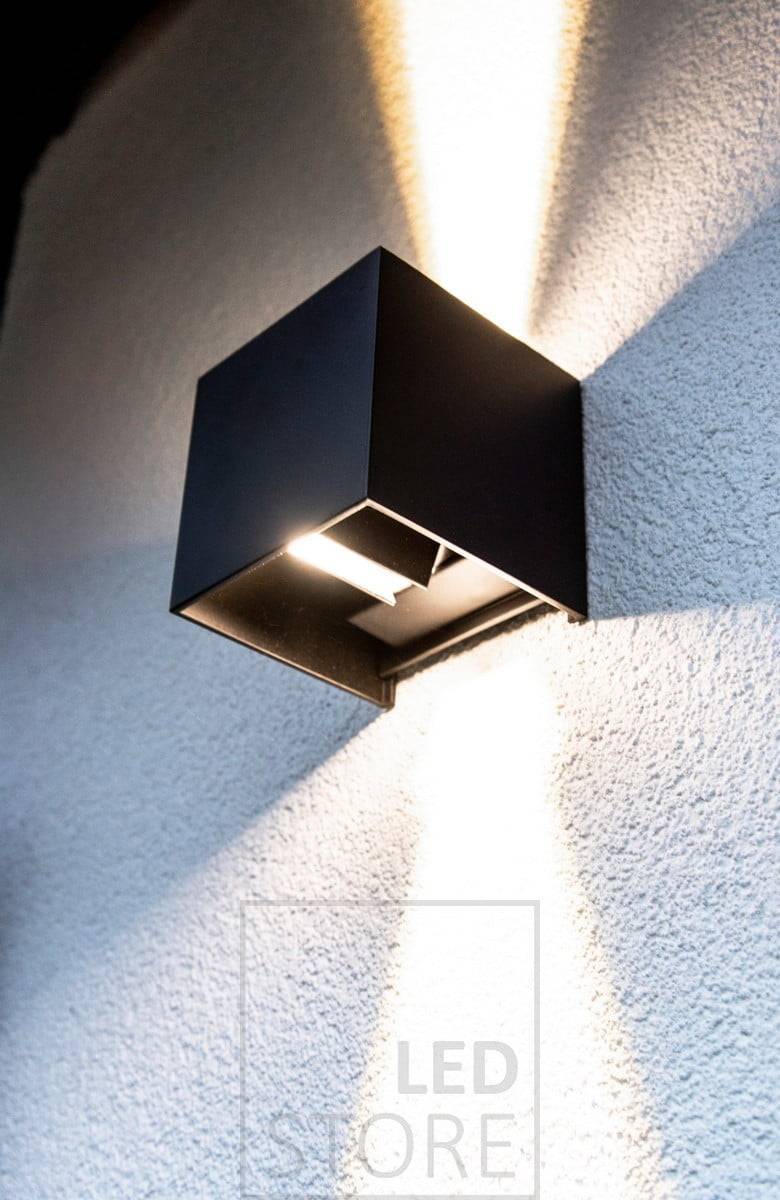 Die FUNK-Wandleuchte hat 4 individuell einstellbare Flügel, mit denen Sie die Breite des Lichtstrahls einstellen können. Ledstore.fi