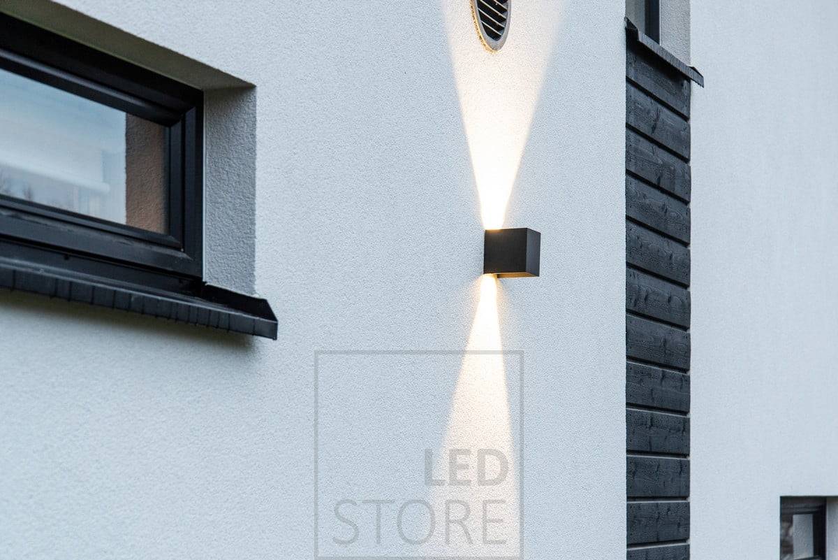 Dimmbare FUNK Wandleuchte mit bidirektionaler Beleuchtung an der Fassade. Ledstore.fi