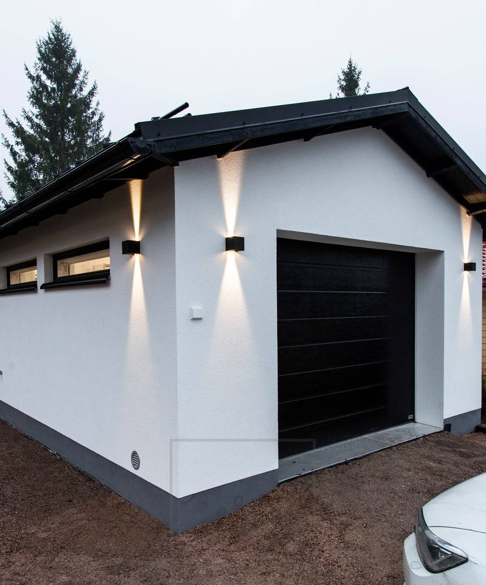 FUNK Wandleuchten, die die Lagerhauswand in zwei Richtungen beleuchten. Ledstore.fi