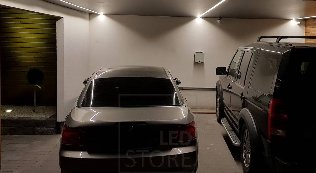 LED-Streifen auf dem Dach eines Carports in einem flachen Oberflächenprofil. Ledstore.fi