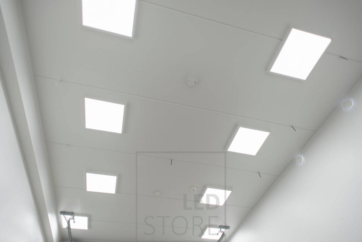 Große 60cmx60cm große Paneele in der Decke sorgen für eine effiziente und gleichmäßige Allgemeinbeleuchtung des Raumes. Ledstore.fi