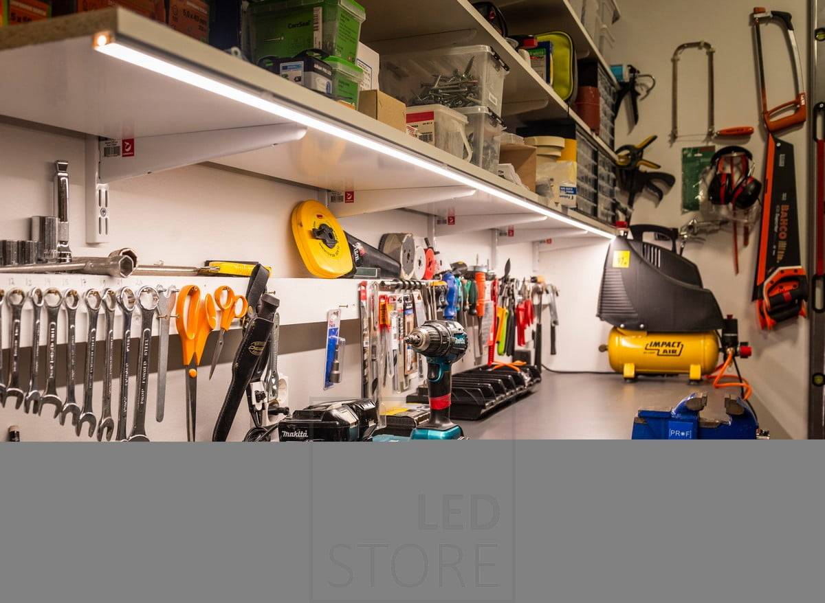 Led-Leiste mit niedrigem Oberflächenprofil an der Unterseite des Regals zur Beleuchtung des Arbeitsplatzes und der Werkzeuge. Ledstore.fi