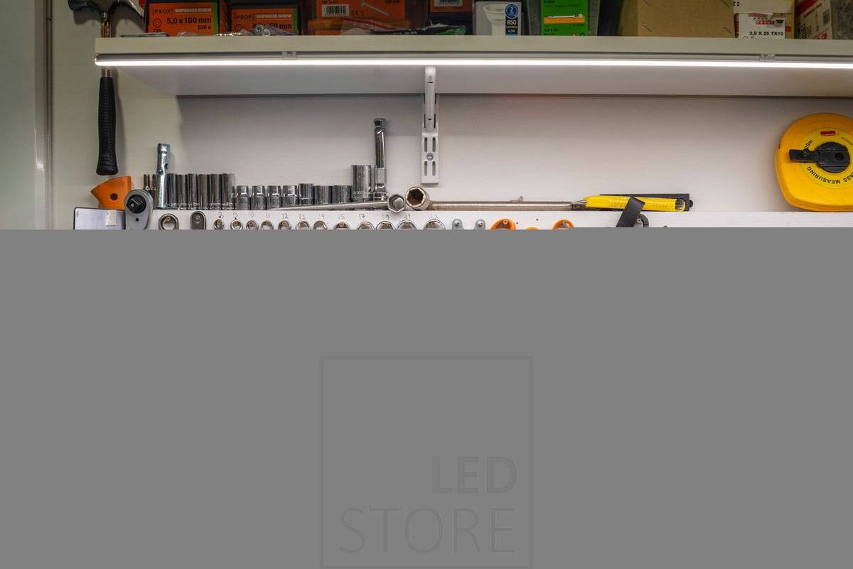 Led-Leiste an der Unterseite des Regals zur Beleuchtung des Arbeitsplatzes und der Werkzeuge. Ledstore.fi