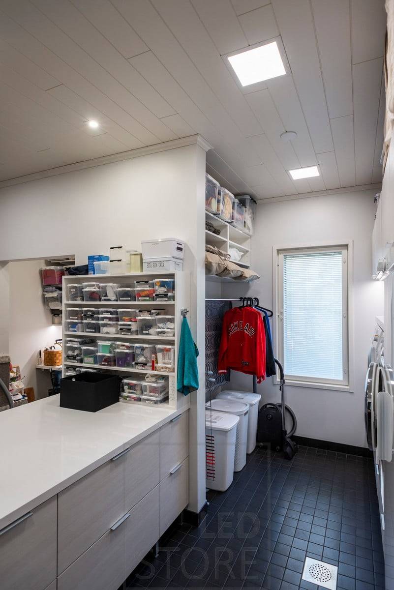 Im Hauswirtschaftsraum und in der Abstellkammer sind an der Decke Flächenleuchten angebracht. Ledstore.fi