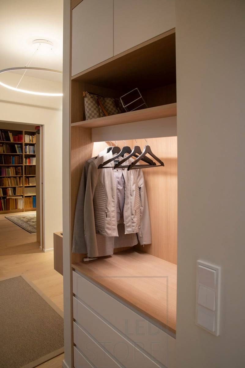 Led-Band hinter einer Leiste, die auf einer flachen Oberfläche montiert ist. Beleuchtet den Schrank mit indirektem Licht. Ledstore.fi