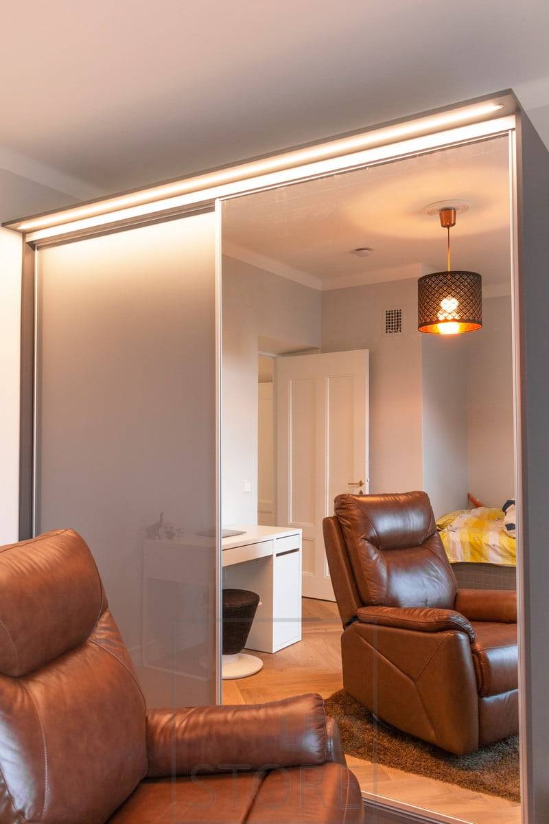 Ein Kasten, der auf einem Kleiderschrank aufgebaut ist und in dessen bündiges Profil ein LED-Band eingelassen ist. Funktioniert hervorragend als Lampe und beleuchtet den Schrank und seinen Inhalt. Ledstore.fi
