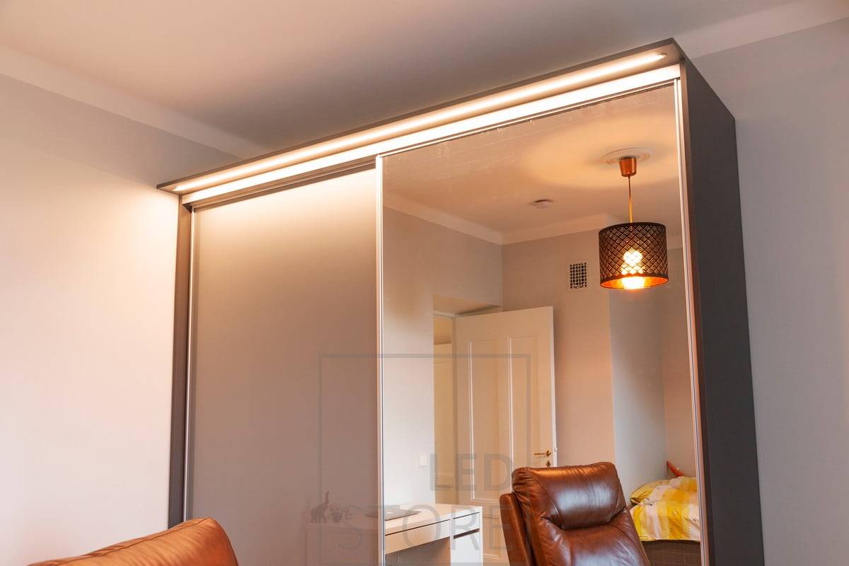 Schrank mit einer eingebauten Box mit eingebetteter LED-Leiste im bündigen Profil. Funktioniert hervorragend als Lampe und beleuchtet den Schrank und seinen Inhalt. Ledstore.fi