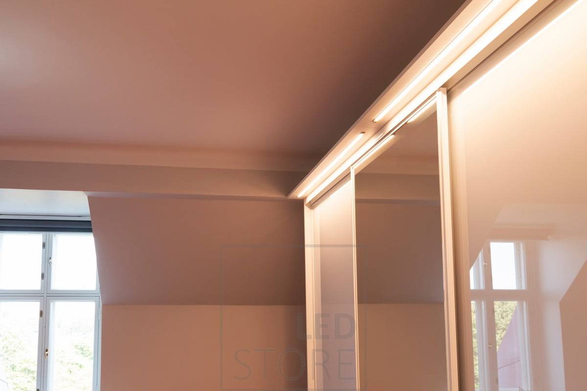 Eine Box, die auf einem Kleiderschrank mit einer eingebetteten LED-Leiste aufgebaut ist. Funktioniert hervorragend als Licht im Flur und beleuchtet den Schrank und seinen Inhalt. Ledstore.fi