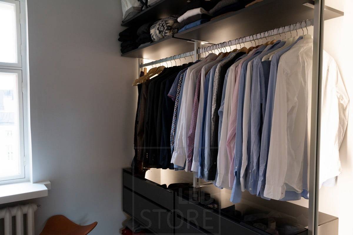 Led-Leiste für indirektes Licht in einem offenen Kleiderschrank. Ledstore.fi
