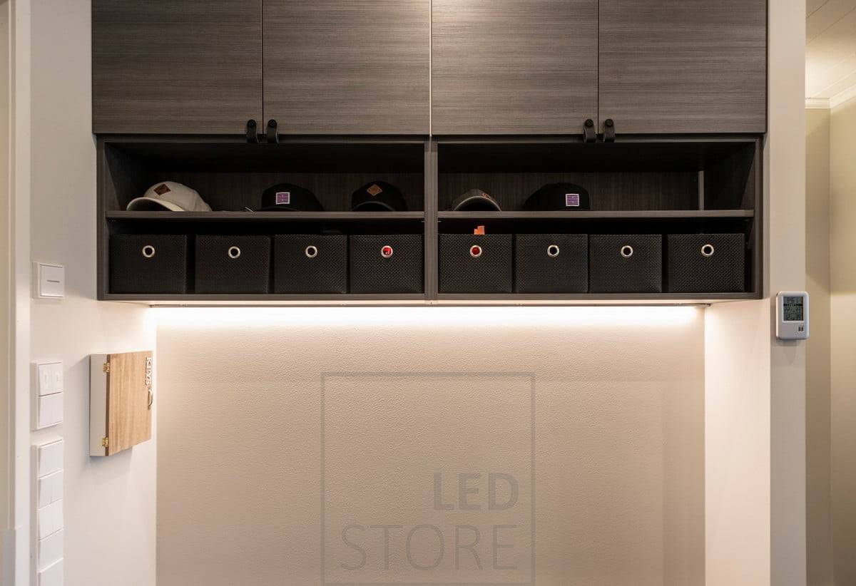 LED-Leiste, die am Sockel eines Hängeschranks angebracht ist, um den Raum indirekt zu beleuchten. Ledstore.fi
