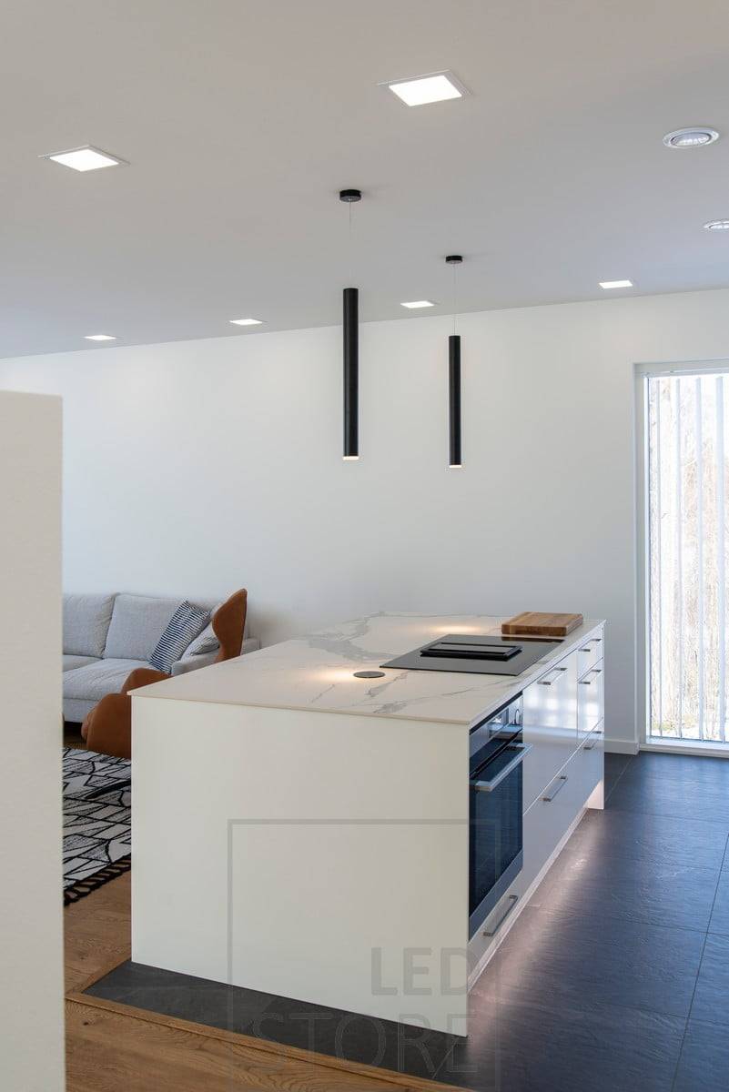 Schornsteinlampen als dekoratives Element auf der Spitze einer Insel, eine Tafel mit 200 Lampen an der Decke und ein LED-Band auf dem Sockel. Ledstore.fi