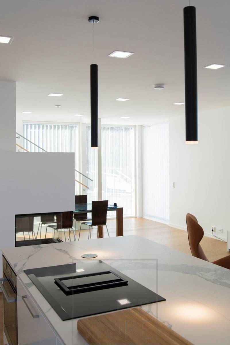 Paneel mit 200 Leuchten an der Decke, über einer Insel von Pendelleuchten. Ledstore.fi