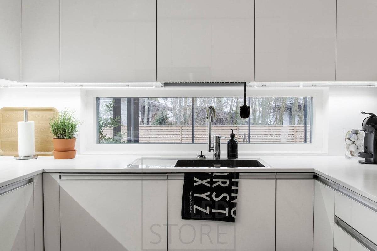 Die Led-Leiste an der Unterseite der Schränke beleuchtet die Arbeitsfläche gut und gleichmäßig. Ledstore.fi