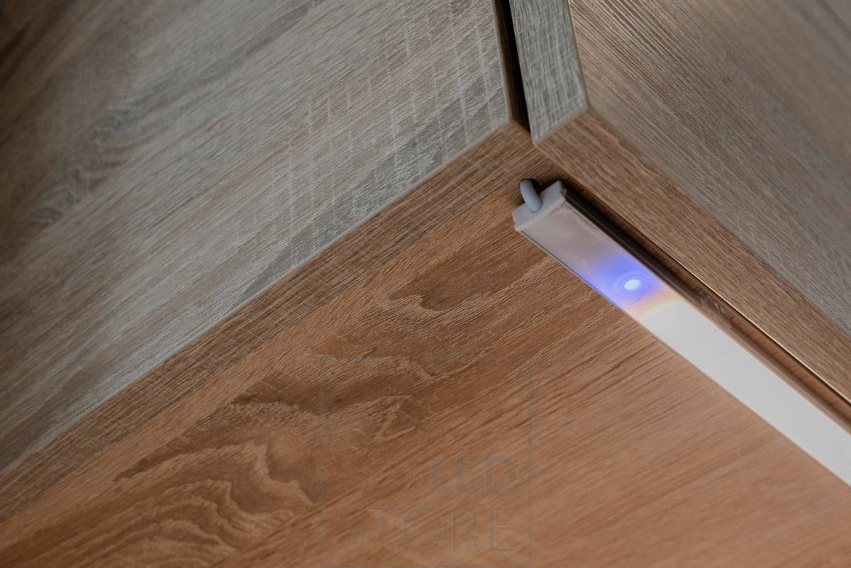Nahaufnahme eines Leistungsschalters für die Montage an Led-Profilen. Mit ON/OFF- und Dimmschalter. Ledstore.fi