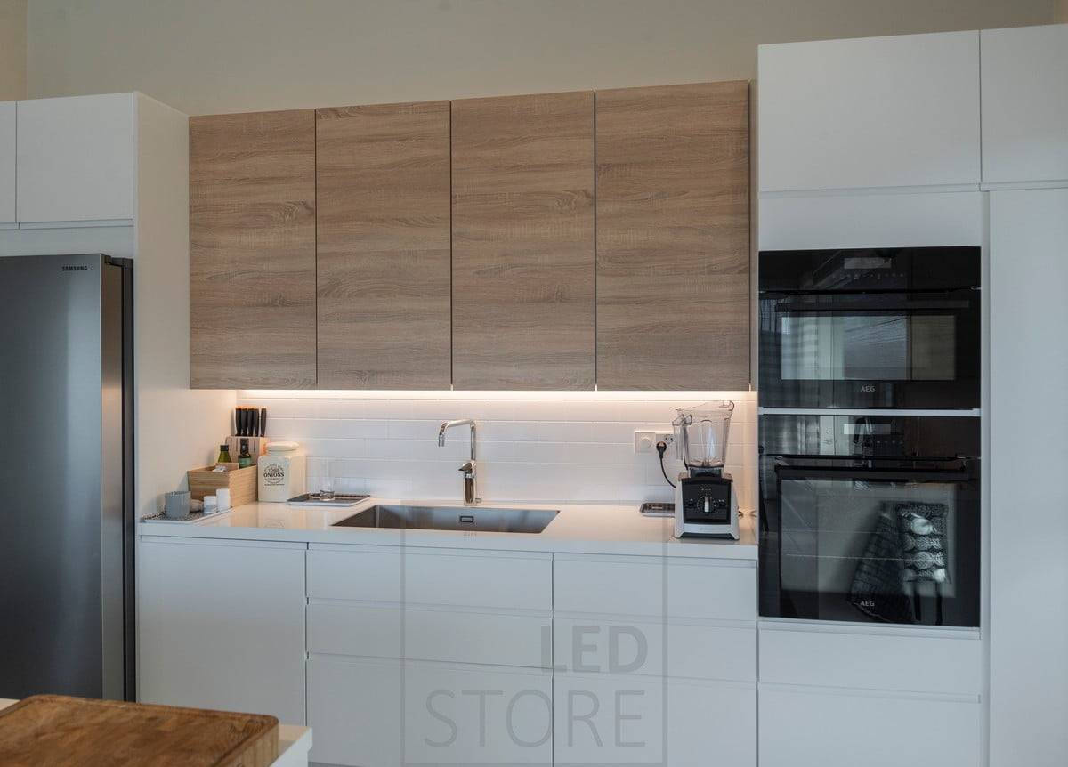 Der Raum zwischen den hohen Schränken in der Küche wird mit einer LED-Leiste beleuchtet. Ledstore.fi