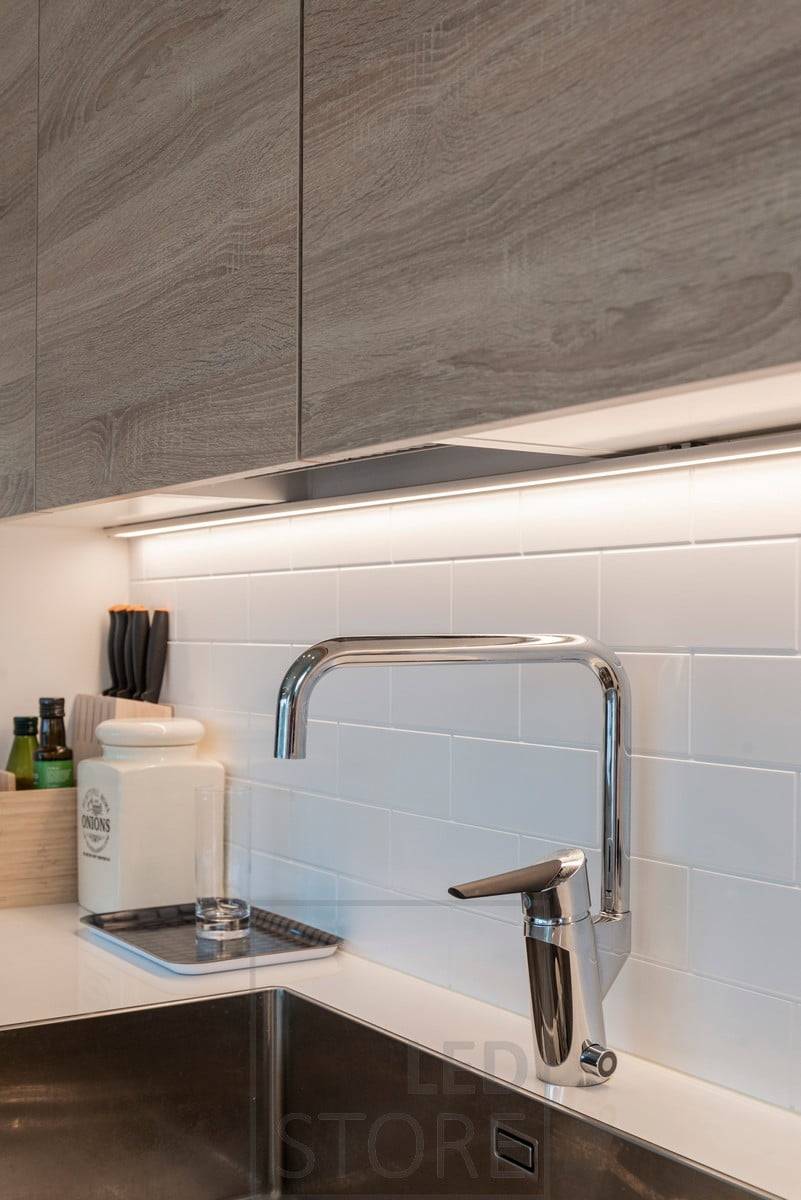 Arbeitsplatzbeleuchtung mit LED-Streifen in breitem Oberflächenprofil. Ledstore.fi
