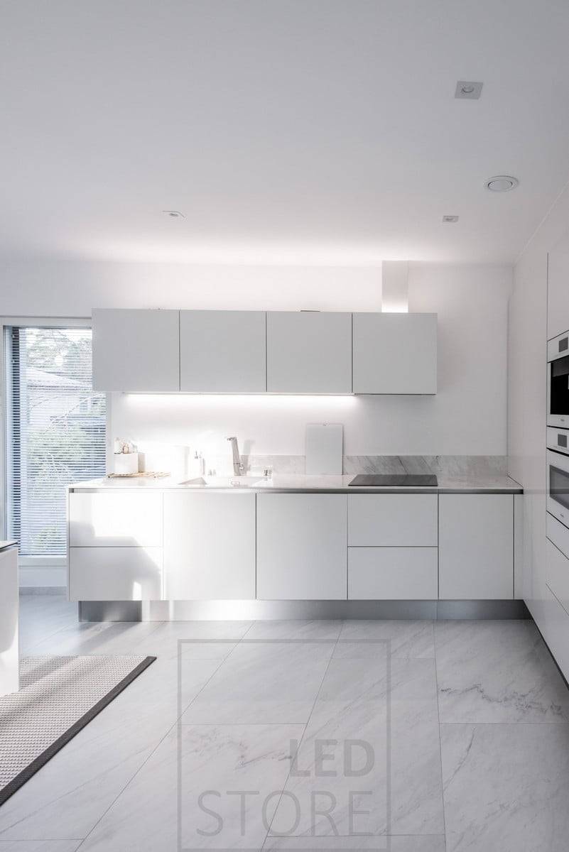 In der Küche: ein LED-Profil an der Unterseite eines Schranks und ein weiteres LED-Profil für indirektes Licht an der Oberseite der Schränke. Ledstore.fi