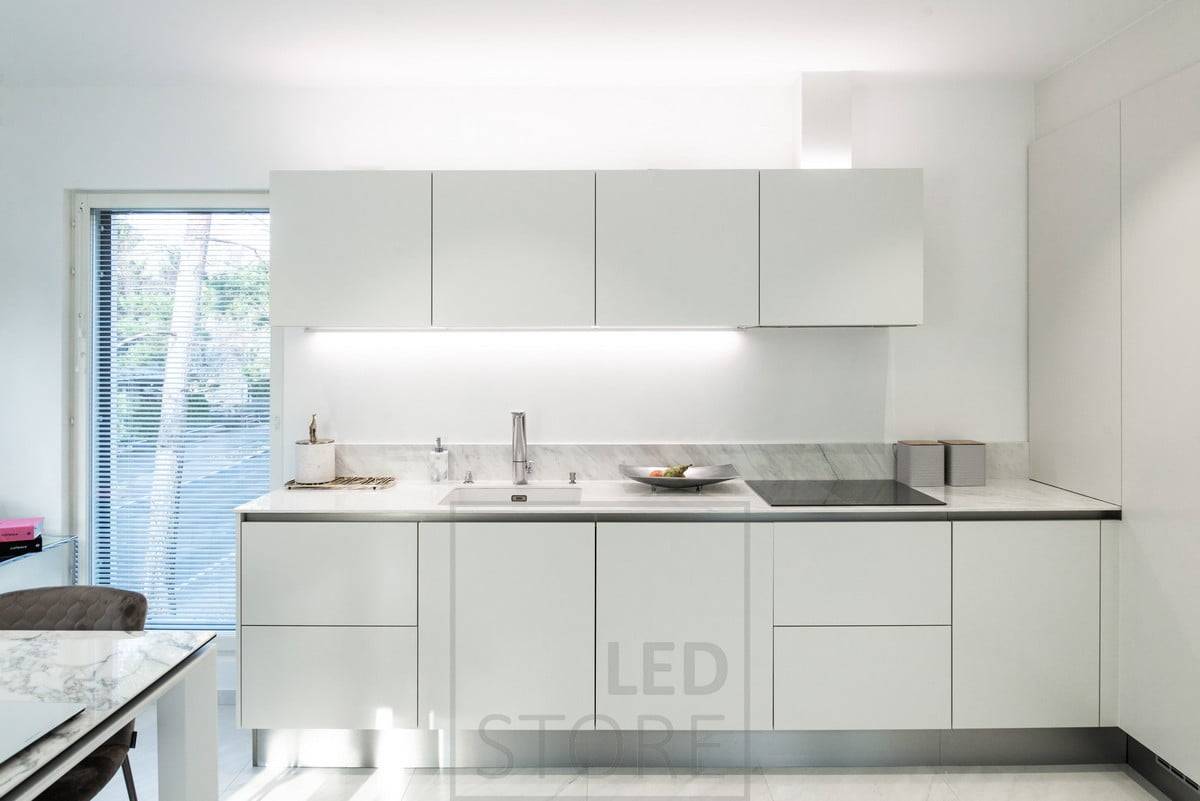In der Küche ist eine flache Leuchte an der Unterseite des Schranks befestigt und eine weitere LED-Leiste sorgt für indirektes Licht auf der Oberseite der Schränke. Ledstore.fi