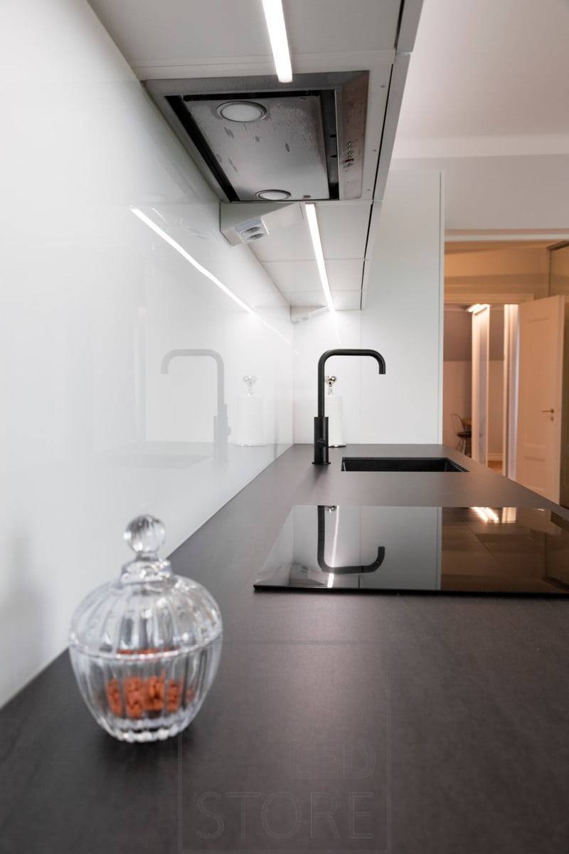 In der Mitte der oberen Schränke beleuchtet eine flache LED-Leiste die Küchenarbeitsplatte. Ledstore.fi