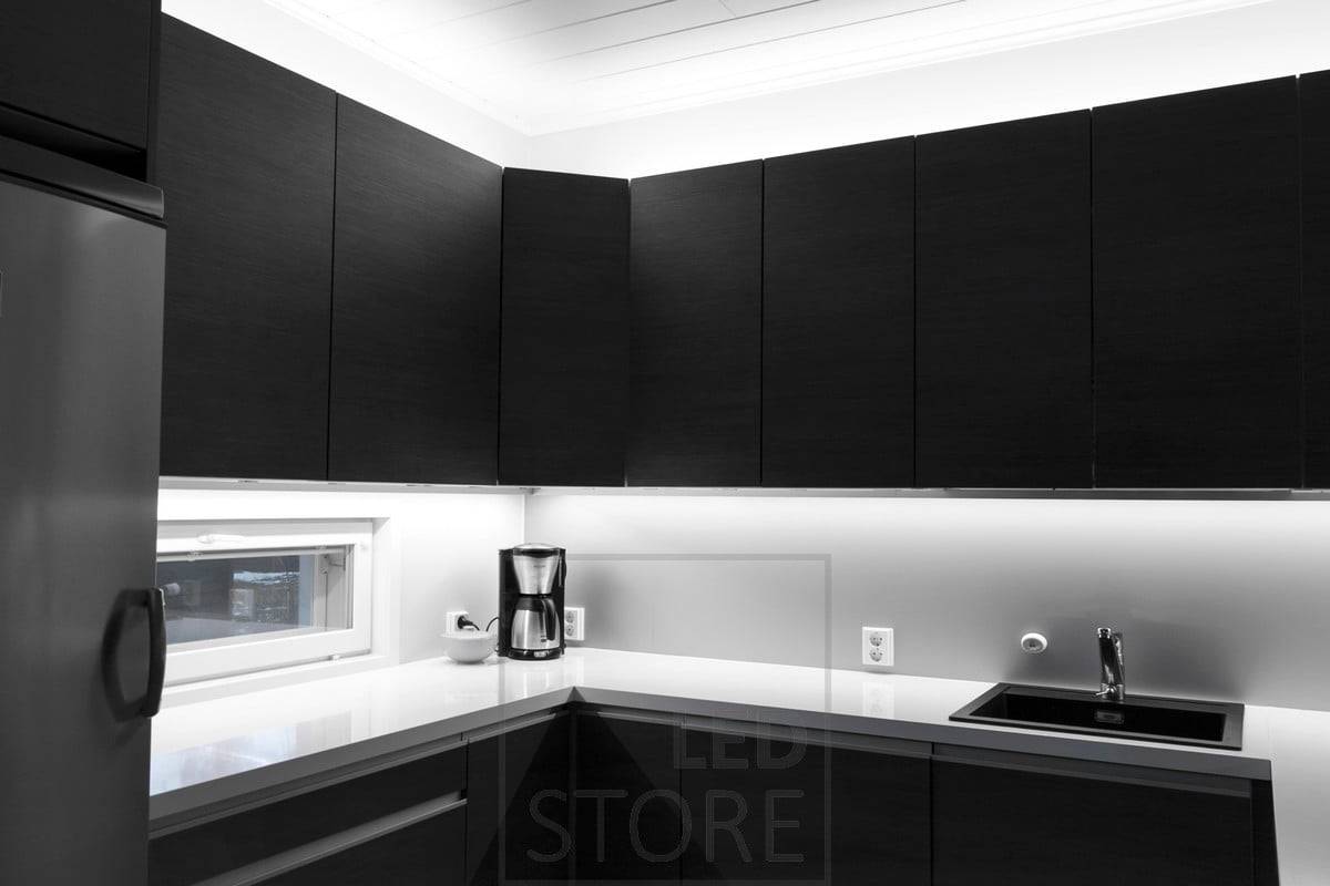 Beleuchtung in der Küche mit LED-Streifen oben auf den Schränken und an der Unterseite der Schränke, um Licht auf die Arbeitsfläche zu bringen. Ledstore.fi
