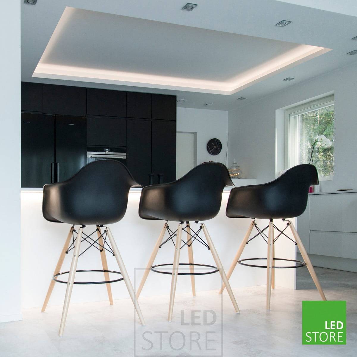 An der Küchendecke kreist ein LED-Band um die Decke, um eine indirekte Beleuchtung zu erzeugen. Downlights an den Rändern des Rings und ein LED-Band in der Insel als Stimmungslicht in einer flachen Box. Ledstore.fi