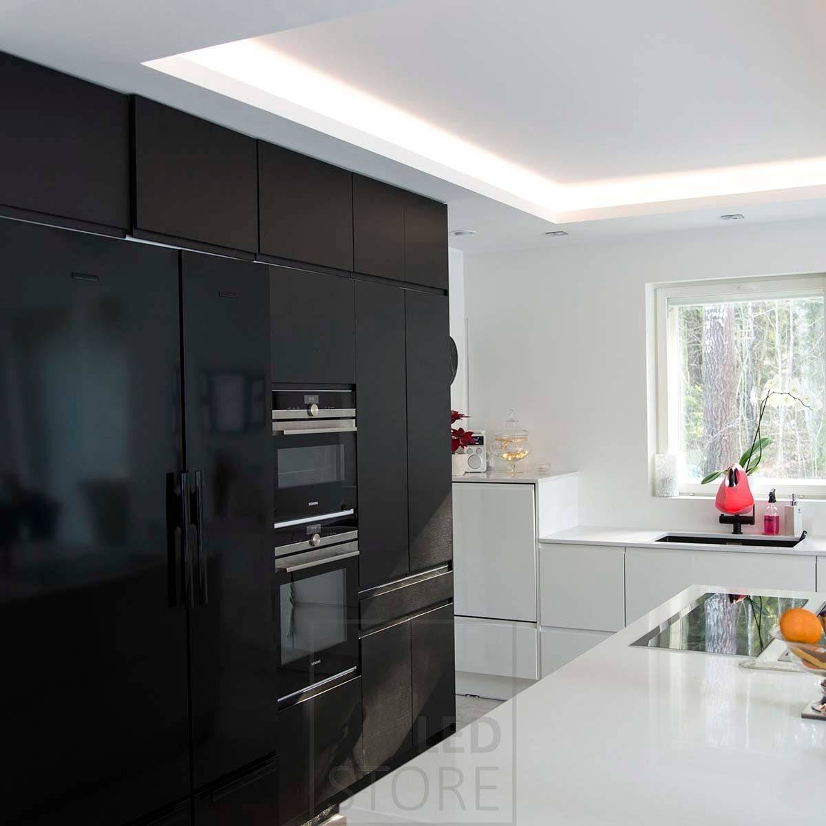 In der Küche zirkuliert indirektes Licht in einer Downdraft-Schublade. Led-Leisten schaffen einen schönen Lichthimmel, und der Flügel ist mit eingebauten Downlights ausgestattet. Die Beleuchtung ist effizient, stimmungsvoll und kann je nach Bedarf angepasst werden. Ledstore.fi